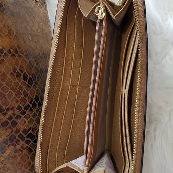 Michael purse, wallet and dust bag - Picture 4 of 14